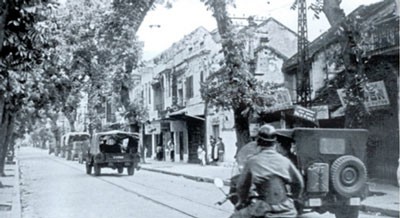Quân Pháp rút dọc phố Hàng Bông.